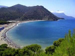 Plage de Gouraya en Saison Estivale à Tipaza
