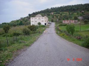 Route dans la périphérie de Mila