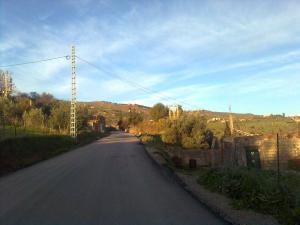 Petite route dans la périphérie de Mila