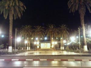 Placette des martyrs - Vue nocturne (Wilaya de Ain Defla)