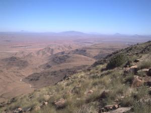 Ain sefra , Djebel Mekter..au loin Tiout..(Wilaya de Naama)