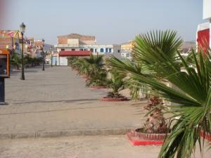 Le  boulevard  de Rachgoun au petit matin (Ain Temouchent)