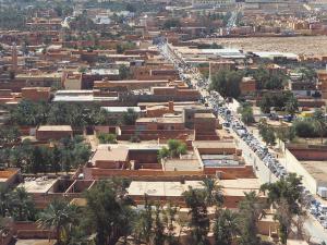 Circulation sur une grosse artère du centre ville (Ghardaia)