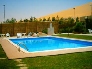 Piscine derriére une dune geante, Hassi Messaoud