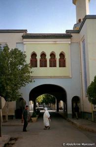 Passage entre la nouvelle mosquée et la place, Sour El Ghozlane