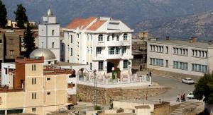 Vue sur la mairie d'Ait Bouadou