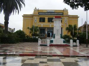 Architecture devant la poste de Relizane