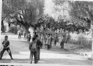 صورة لساحة مدرسة معبر إيسر