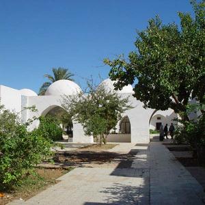 حمام طبيعي متواجد على بعد 20 كم من مدينة سعيدة في الطريق المؤدي إلى وهران