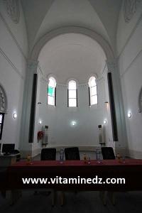 L\'église Saint Michel de Tlemcen aménagée en une jolie bibliothèque pour enfants.