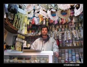 دكان بيع لوازم الخياطة بشارع القيسارية في مدينة تلمسان