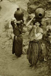 Femmes Kabyles a la fontaine,Ait Hichem 1930