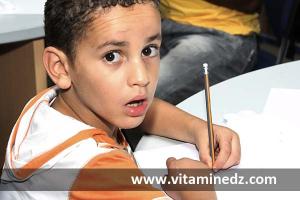 Enfants au Festival culturel local, atelier de dessin