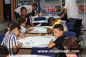 Atelier de dessin pour enfants à Tlemcen, l\'artiste Hadj Kacem \ Khiro\  leur inculque leur premières règles de l\'art