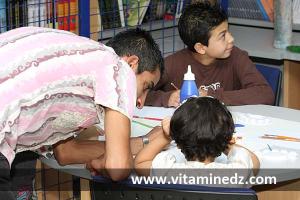 L\'artiste peintre Hadj Kacem Fethi \ Khiro\  dirigeant un atelier de jeunes futurs artistes