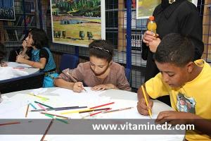 Enfants au Festival culturel local, atelier de dessin
