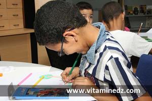 Enfants au Festival culturel local, atelier de dessin