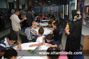 Enfants au Festival culturel local, atelier de dessin