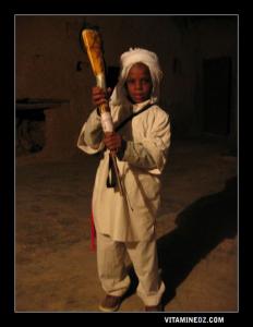 طفل من بني عباس يرتدي زي تقليدي بمناسبة المولد النبوي