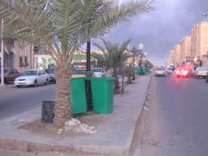 الشارع الرئيسي لحاسي مسعود مليء بالقاذورات