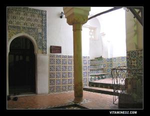 صحن مسجد سيدي بو مدين من ناحية المقبرة