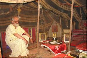 كوميناردي تحت خيمته بعين صفرة