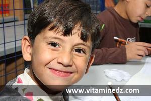 Enfants au Festival culturel local, atelier de dessin