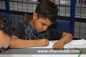 Enfants au Festival culturel local, atelier de dessin