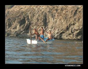 أطفال على متن قارب بشاطئ مدريد (ولاية عين تموشنت)