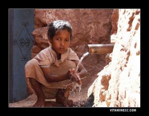 طفلة صغيرة من قرية ڨنتور ببلدية أولاد عيسى (ولاية أدرار)