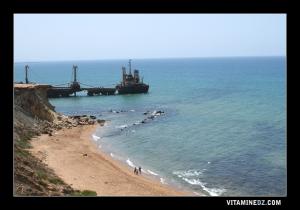 حطام سفينة جنحت على شاطئ مطاربة في الجهة الشرقية لميناء مستغانم