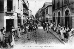 شارع محفوف بالمقاهي في مدينة البليدة  (الفترة الإستعمارية)