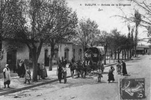 وصول عربة البريد إلى مدينة الجلفة (الفترة الإستعمارية)