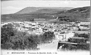 صورة تشمل جبل ديس والمدرسة الإستعمارية