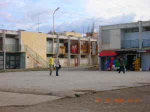 ساحة الحي تحولت إلى موقف عشوائي للسيارات ليلا