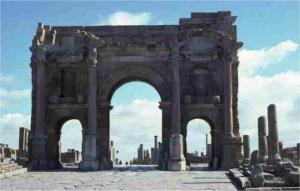 قوس روماني قديم بمدينة تمڨاد (ولاية باتنة)