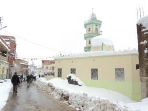 حي من قرية تيزي أوغلاد تحت الثلوج