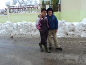 أطفال من قرية تيزي أوغلاد تحت الثلوج