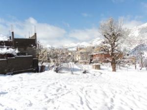 قرية  المروج  تحت الثلوج