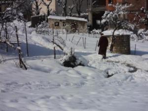 قرية  المروج  تحت الثلوج