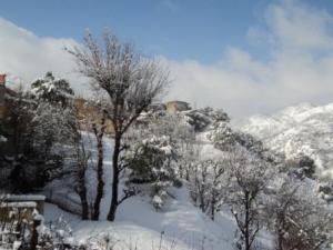 قرية  المروج  تحت الثلوج