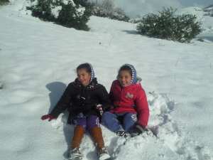 أطفال من مدينة زبوجة يلعبون في الثلوج