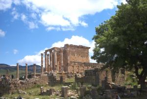 كنيسة رومانية بمدينة جميلة