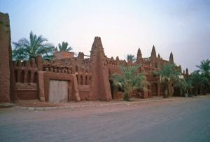 هندسة جميلة عند مدخل مدينة تميمون (ولاية أدرار)