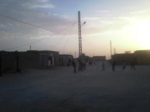 Match de football dans un quartier d'Adrar