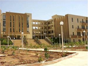 Cour Intérieure de l'Université H.Benbouali (Wilaya de Chlef)