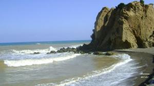 Rocher sur la plage de Beni Haoua Tighza (Wilaya de Chlef)