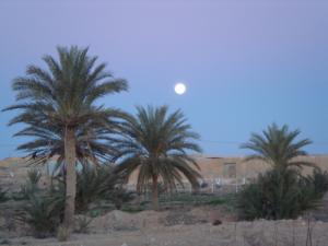 La lune se lève sur la région de Gnefid