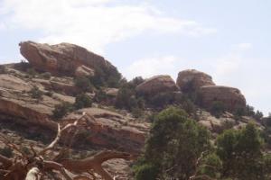 Roches impressionnantes au sommet de la montagne