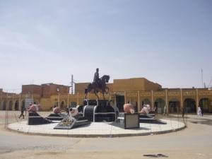 نصب تذكاري في وسط مدينة حاسي الدلاعة